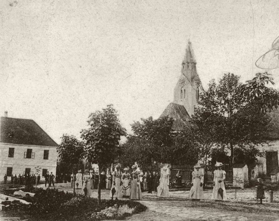 Historické Dolní Bukovsko — náměstí s kostelem