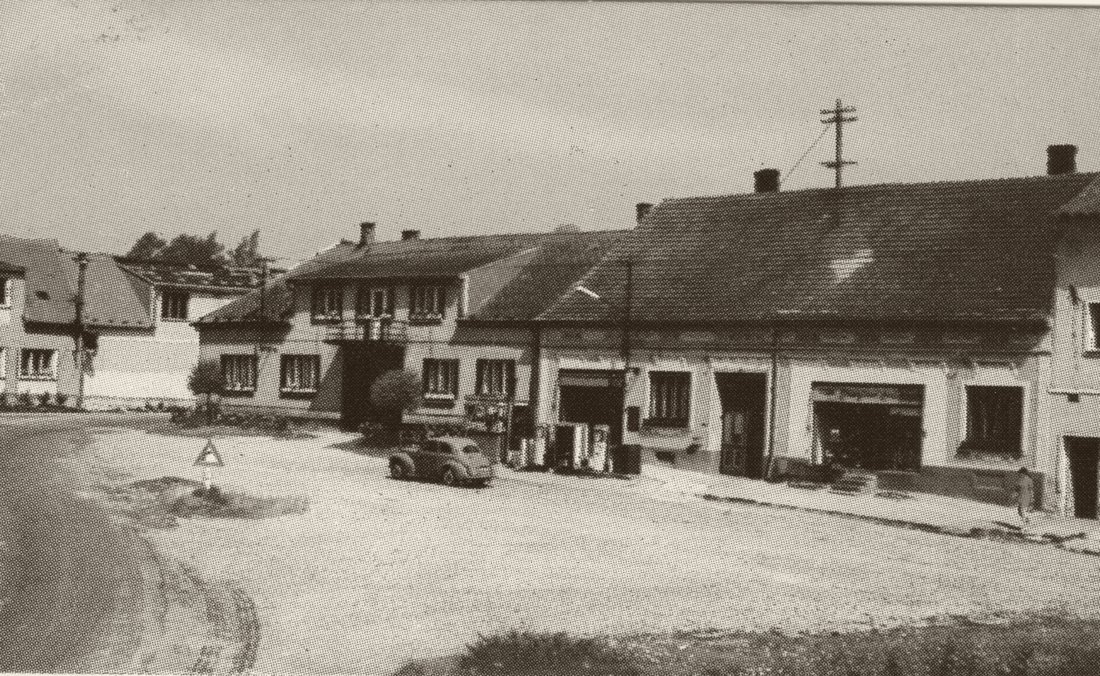 Historické Dolní Bukovsko — náměstí s obchody, dnes minipivovar Bukovar